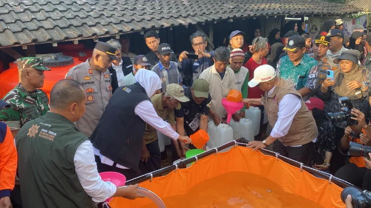 Gubernur Jatim Khofifah Salurkan Air Bersih kepada Warga Blitar