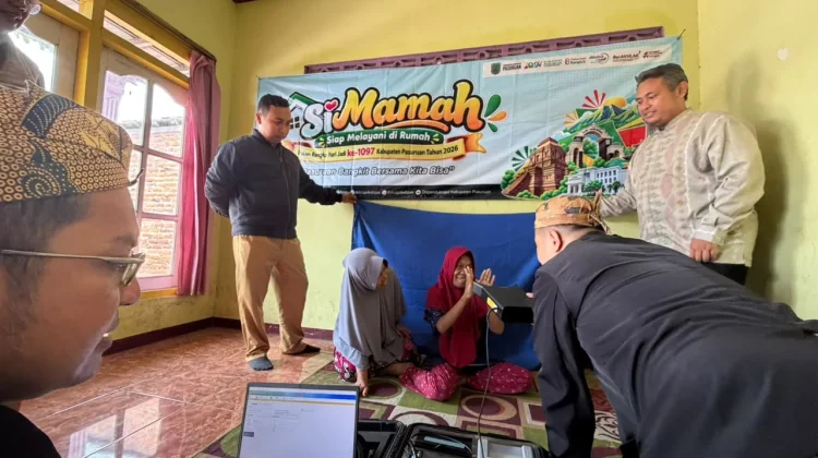 Suka Duka Petugas Dispenduk Capil Kab Pasuruan saat Rekam e-KTP ke Rumah-rumah Warga