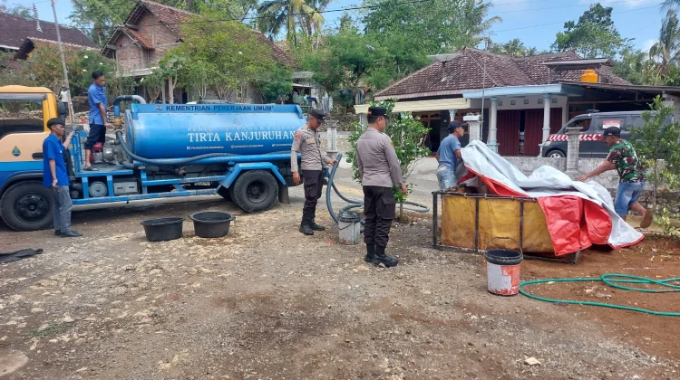 Polres Malang Salurkan 4.000 Liter Air Bersih untuk 40 KK Terdampak Kekeringan