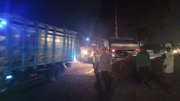 Truk Tebu Terguling di Kesamben, Lalu Lintas Sempat Tersendat