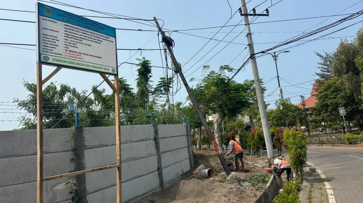 Ciptakan Kawasan yang Rapi, Pemkab Pasuruan Perbaiki Pagar, Paving dan Pengecatan