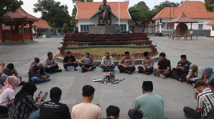 Doa Jurnalis Blitar untuk Rekan yang Hilang di Selat Sunda