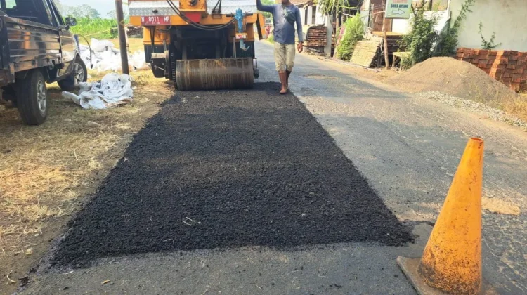 DPUPR Kabupaten Probolinggo Tambal Sulam Tiga Ruas Jalan
