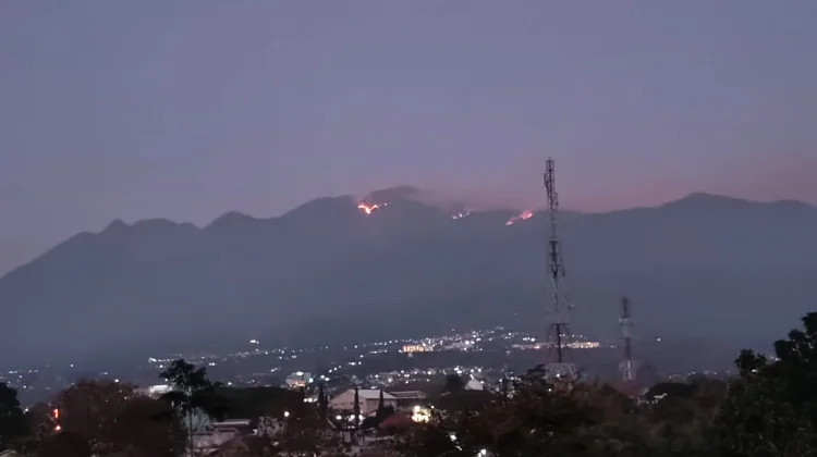 Kebakaran Gunung Buthak dan Kawinajang Meluas, Area Terbakar Capai 500 Hektare