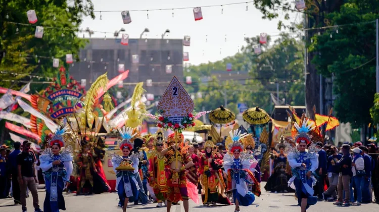 Pawai Budaya HUT ke-667 Kota Probolinggo Meriah, Warga Bertahan hingga Malam