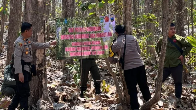 Polres Malang Pasang Peringatan Sanksi Pidana Pembakar Hutan di Kawasan Bantur