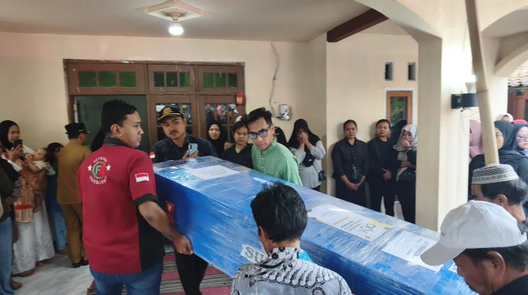 Suasana Haru Iringi Kedatangan Jenazah Korban KM Virgo Transport 8 di Blitar