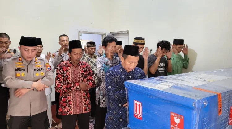 Kapolres Blitar Datang Melayat, Keluarga Korban KM Virgo Masih Berduka
