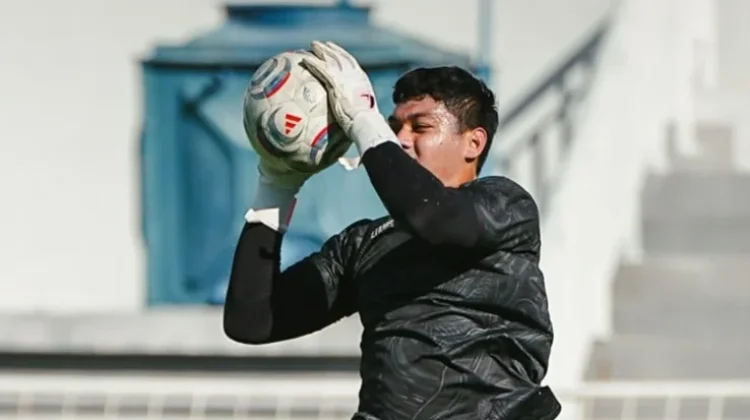 Kiper Arema FC Adi Satryo Siap Komandani Lini Belakang Lawan Persik