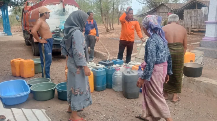 BPBD Probolinggo Salurkan 10 Ribu Liter Air Bersih ke Warga Sumberkramat