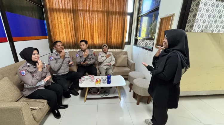 Cegah Kesulitan, Personel Polres Probolinggo Kota Belajar Bahasa Isyarat
