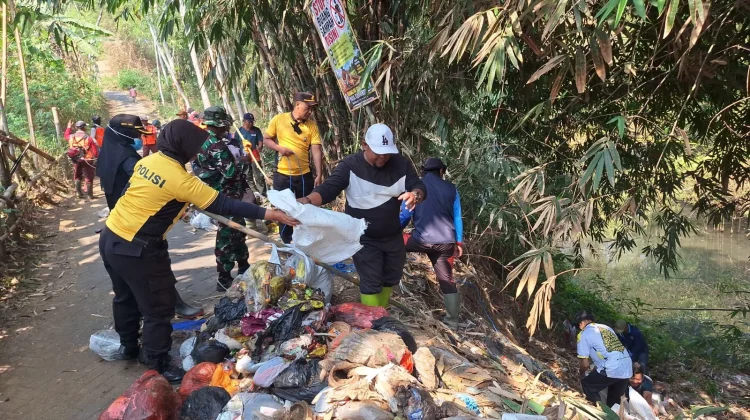 Polisi dan Warga Bersihkan Sampah-Parit di Jembatan Sungai Jilu Pakis Malang