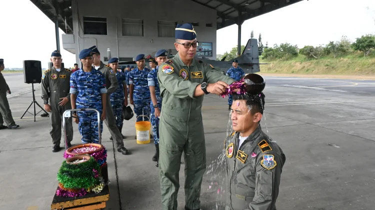 Tradisi Terbang Solo Super Tucano, Dua Penerbang Muda TNI AU Lulus Tahapan Penting