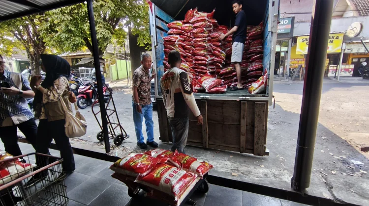 Bulog Gelontorkan 10 Ton Beras Premium ke Pasar Bunulrejo
