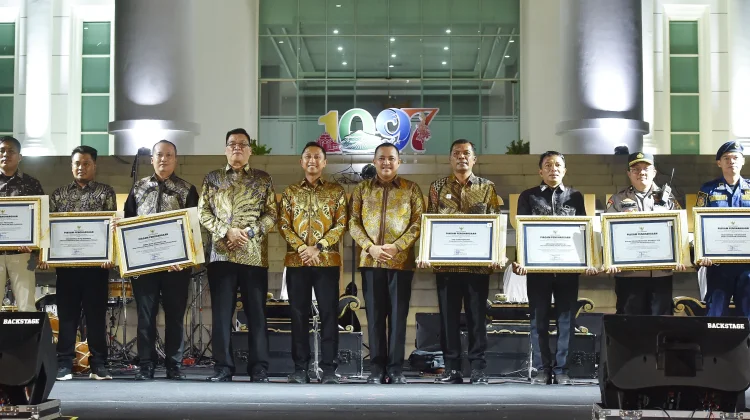 Bupati Pasuruan, Mas Rusdi Beri Penghargaan Petugas Berprestasi