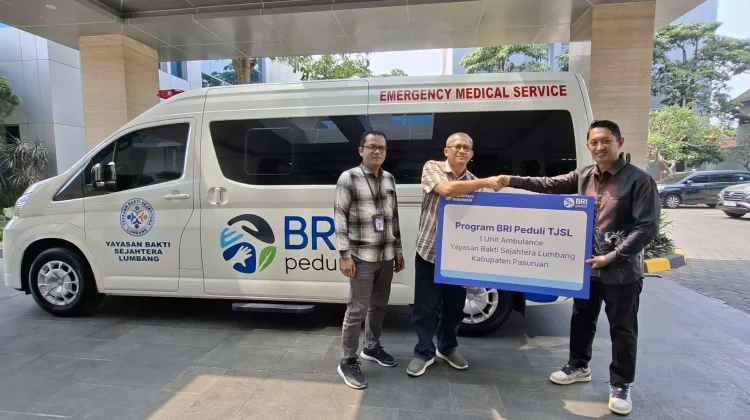 BRI Region 13 Malang Serahkan Ambulans untuk Layanan Kesehatan Warga Lumbang
