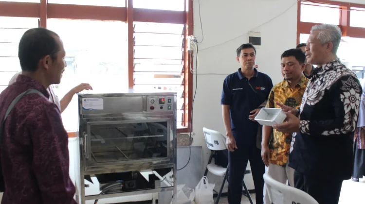 Polinema Perkuat UMKM DOFREN dengan Pemasaran Digital dan Mesin Oven Otomatis