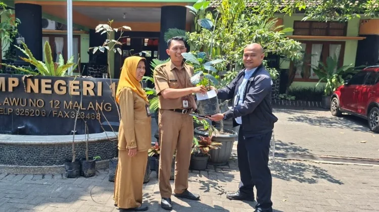 Tiga SMP Negeri di Malang Terima Bibit Pohon Produktif, Dorong Edukasi Lingkungan