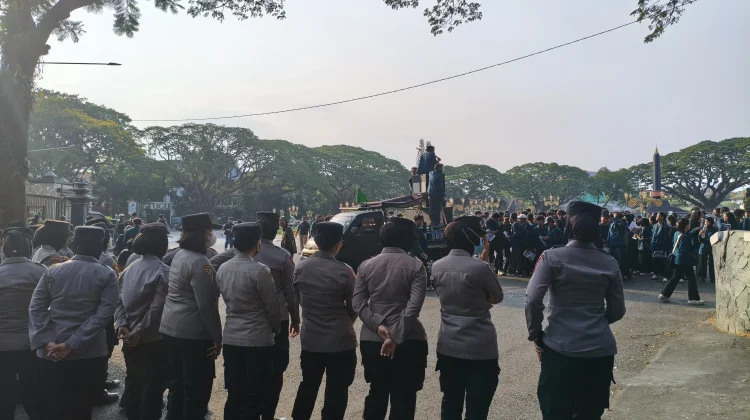 Aksi AMARAH UB Soroti Penyusutan Lahan Pertanian di Kota Malang