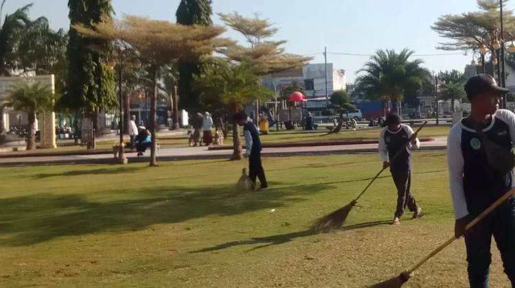 DLHKP Intensifkan Perawatan RTH Alun-Alun Kota Pasuruan