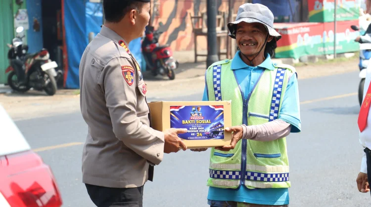 Sipropam Polres Malang Bagi 100 Paket Sembako untuk Kelompok Rentan