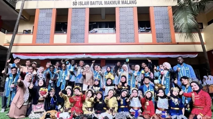 Siswa SD Baitul Makmur Kenalkan Budaya Indonesia ke Peserta I-YES