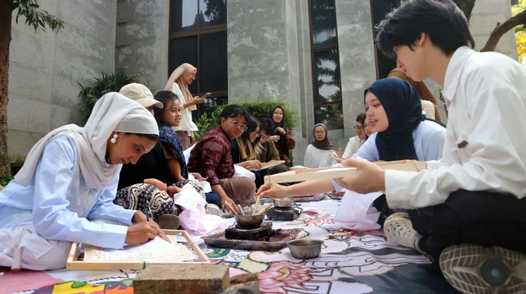 Hari Batik Nasional, UB Kenalkan Kembali Batik Tulis kepada Mahasiswa