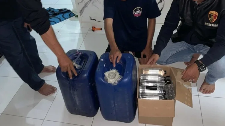 Polres Malang Razia Ribuan Botol Miras Ilegal, Arak dan Trobas Mendominasi Sitaan