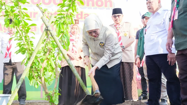 Gubernur Khofifah Tanam 1.000 Pohon di Pesantren An-Nur 2 Malang