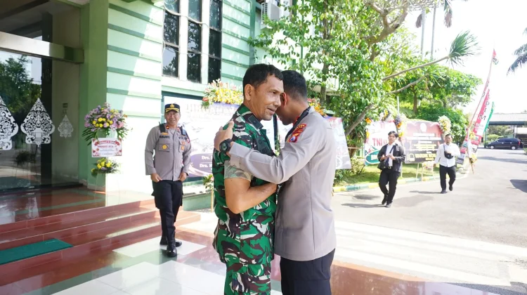 HUT ke-81 TNI, Polres Malang Beri Tumpeng ke Sejumlah Satuan