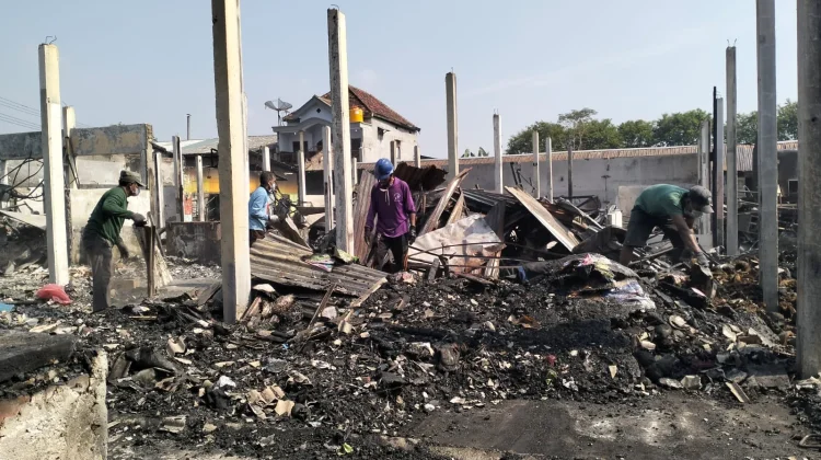 Sepekan Pasca Kebakaran, Pedagang dan Warga Bersih-Bersih Pasar Desa Kepulungan