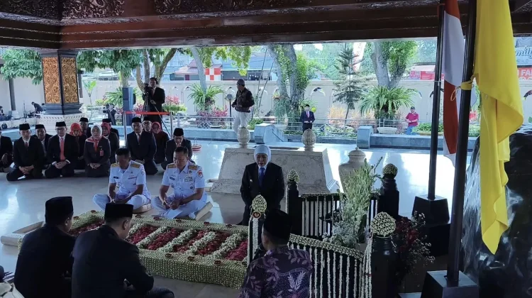 Ziarah Makam Bung Karno, Khofifah Tekankan Pembangunan Jatim Harus Berkelanjutan