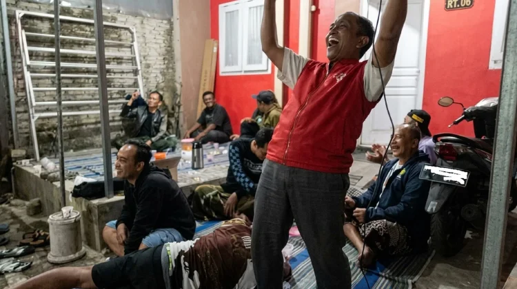 Nobar Timnas, Warga Griya Buring Permai Larut dalam Euforia