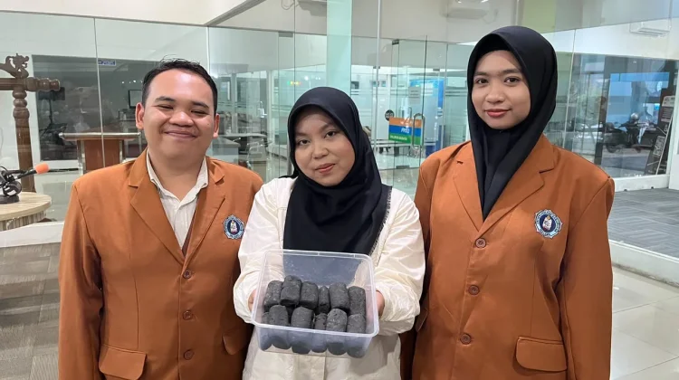 Tim Brida Olah Daun Kering Sekolah Menjadi Briket Biomassa