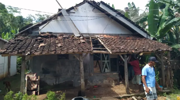 Atap Rumah di Sitiarjo Malang Ambruk Diterjang Hujan