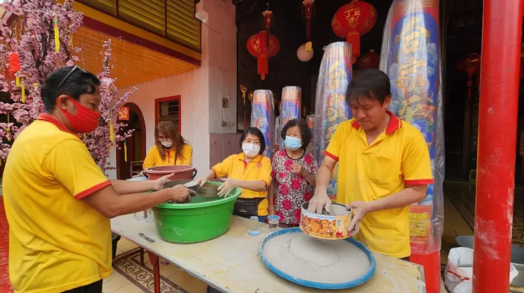 Imlek, Klenteng Tjoe Tie Kiong Bersih-Bersih Altar