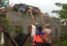 Hujan Deras Sebabkan Atap Rumah Ambruk di Dampit