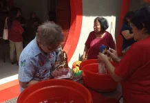 Ritual Pemandian Patung Dewa Sambut Imlek