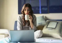 Hindari Kebiasaan Pakai Laptop di Kasur