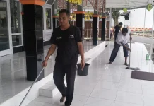 Penerima Manfaat UPT RSBN Malang Gelar Kerja Bakti di Masjid Ainun