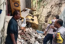 Truk Rem Blong Hantam Rumah Warga Wonotirto