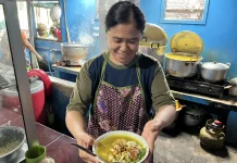 Soto Legendaris Mak Sri Ramai di Gang Sempit
