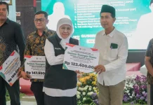 Khofifah Salurkan Bansos dan Tali Asih Pilar Sosial Kabupaten Pasuruan