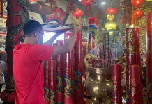 Hampir 100 Umat Ikuti Sembahyang Imlek di Klenteng Eng An Kiong