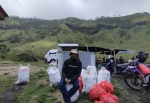 Sampah di Kawasan Bromo Dibersihkan
