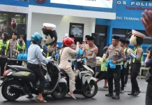 Polres Blitar Bagi Takjil Sambil Sosialisasi Tertib Lalu Lintas