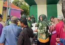 KOMPPAK Kabupaten Pasuruan Bagi-Bagi Takjil di Depan Alun-Alun Bangil