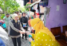 Gubernur Jawa Timur Serahkan  Bantuan Logistik Korban Banjir Probolinggo