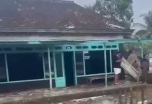 Hujan Angin Rusak Belasan Rumah di Bantur Malang