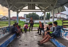 Ngabuburit di Rel Berbahaya, KAI Ingatkan Warga